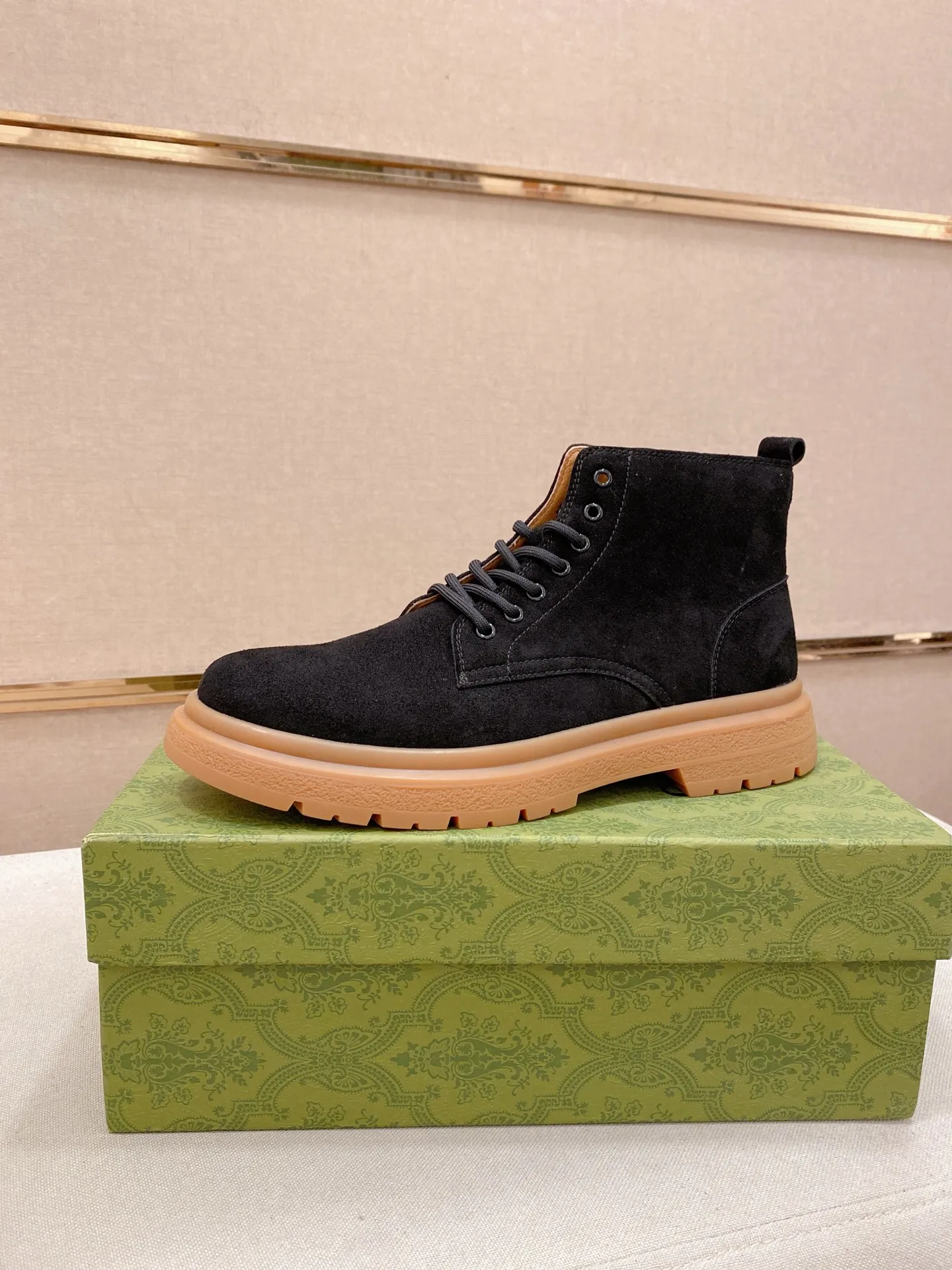 Men's shoes💰 440💰 Leather and velvet lining optional! The new high-top GUCCI counters are on the market at the same time. The new men's shoes and 😘fabric are selected from imported cowhide. The lining: leather lining and plush lining are optional. 👍🏿 High-end ☄️ air-cushion molded anti-slip rubber outsole, exquisite lines, simple and elegant, comfortable and high-end for leisure travel. Code number: 38 to 44 (45 can be customized and cannot be returned or exchanged)